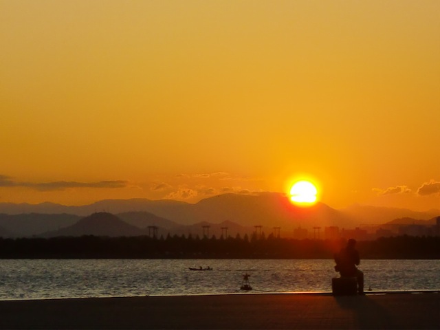 琵琶湖　日の出